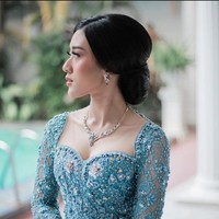Satu set perhiasan berupa anting dan kalung bertatahkan berlian dan safir biru melengkapi penampilannya. Dalam unggahannya di Instagram, Kusuma menulis bahwa batu safir biru adalah perlambang kesetiaan, kekekalan cinta, kebahagiaan dan keberuntungan. Foto: Instagram/@kusumaputeri