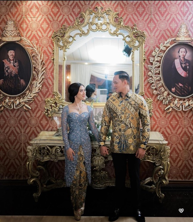 Nuansa Jawa cukup kental di prosesi lamaran yang digelar di kawasan Ki Mangunsarkoro, Menteng, Jakarta Pusat ini. Dekorasi lamaran dipercantik dengan rangkaian bunga bernuansa putih-biru. Foto: Instagram/@kusumaputeri