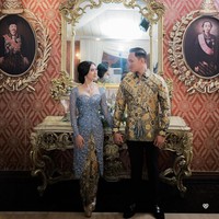 Nuansa Jawa cukup kental di prosesi lamaran yang digelar di kawasan Ki Mangunsarkoro, Menteng, Jakarta Pusat ini. Dekorasi lamaran dipercantik dengan rangkaian bunga bernuansa putih-biru. Foto: Instagram/@kusumaputeri