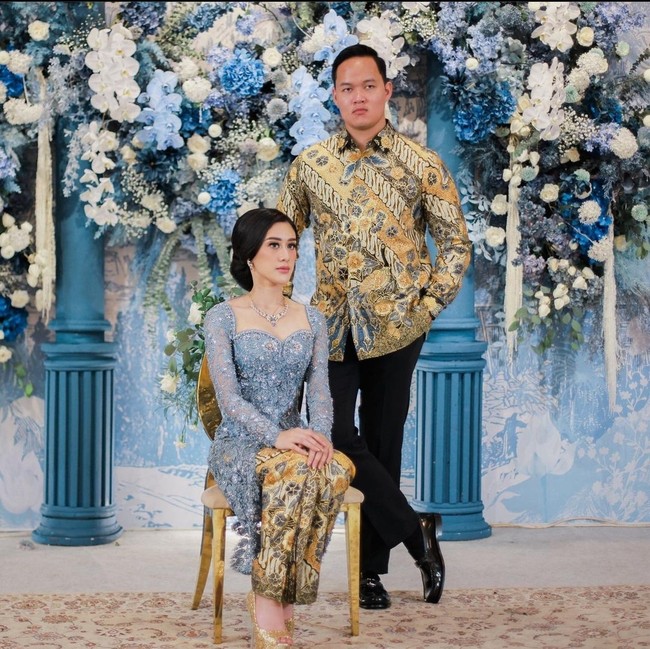 Kusuma menggelar lamaran bersama kekasihnya, Paulus Wiku Herwidi, yang mengenakan kemeja batik perpaduan motif parang dan bunga. Foto: Instagram/@kusumaputeri