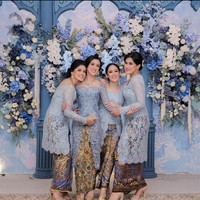 Kusuma berfoto dengan tiga saudarinya yang juga mengenakan kebaya biru. Dalam acara tersebut, sang nenek, Mooryati Soedibyo tidak hadir dengan alasan kesehatan. Dengan meningkatnya angka COVID di Jakarta kemarin, keluarga kami sepakat agar Eyangti tidak hadir di acara Lamaranku untuk mencegah resiko infeksi. Namun, cinta kasih dan pedoman Eyang tetap mengiringi sepanjang acara, tulisnya. Foto: Instagram/@kusumaputeri