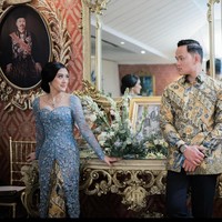 Cucu Mooryati Soedibyo, pendiri perusahaan dan brand kecantikan Mustika Ratu, tampil cantik dalam balutan kebaya biru muda. Foto: Instagram/@kusumaputeri