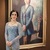 Pose di depan lukisan Mooryati Soedibyo, Kusuma Sri Whisnu Puteri tampak mewarisi kecantikan sang nenek. Kebaya dan kain yang dikenakan pun berwarna senada. Foto: Instagram/@kusumaputeri