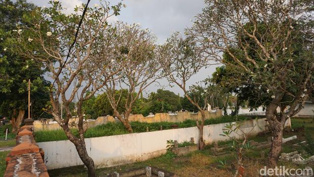 Makam Mr X Kota Mojokerto