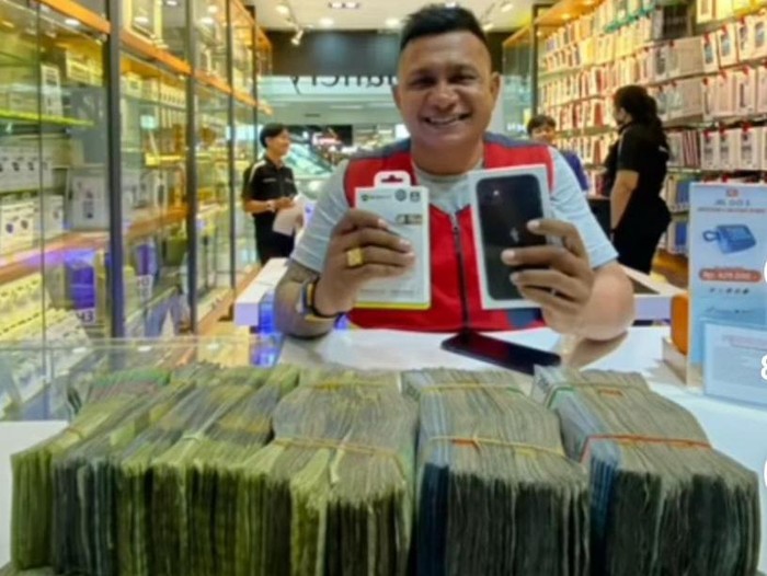 Juru parkir (jukir) bernama Ilham Baddorra (33) di Kota Makassar, Sulawesi Selatan (Sulsel) bikin heboh lantaran membeli iPhone 11 seharga Rp 7 juta.