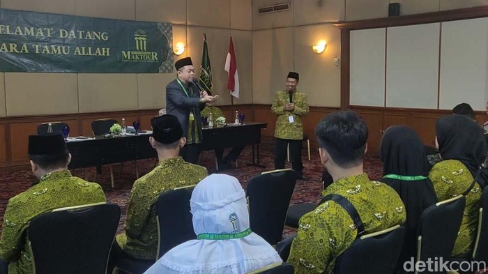 Para calon jemaah haji Maktour gelombang pertama Al-Fath dilepas ke Tanah Suci. Mereka dilepas dari Gran Melia, Kuningan, Jakarta Selatan.