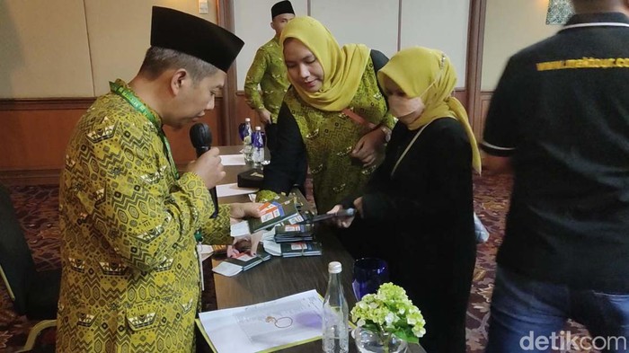 Para calon jemaah haji Maktour gelombang pertama Al-Fath dilepas ke Tanah Suci. Mereka dilepas dari Gran Melia, Kuningan, Jakarta Selatan.