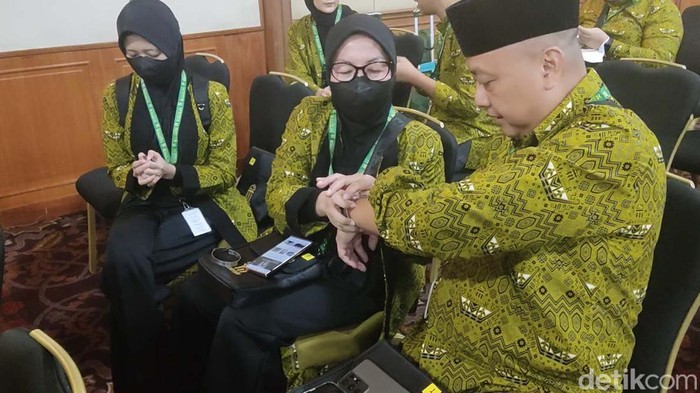 Para calon jemaah haji Maktour gelombang pertama Al-Fath dilepas ke Tanah Suci. Mereka dilepas dari Gran Melia, Kuningan, Jakarta Selatan.