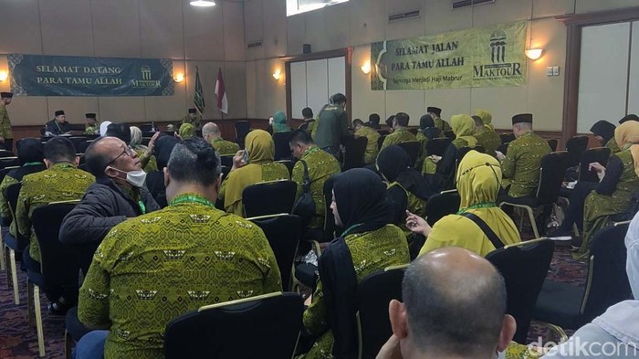 Para calon jemaah haji Maktour gelombang pertama Al-Fath dilepas ke Tanah Suci. Mereka dilepas dari Gran Melia, Kuningan, Jakarta Selatan.
