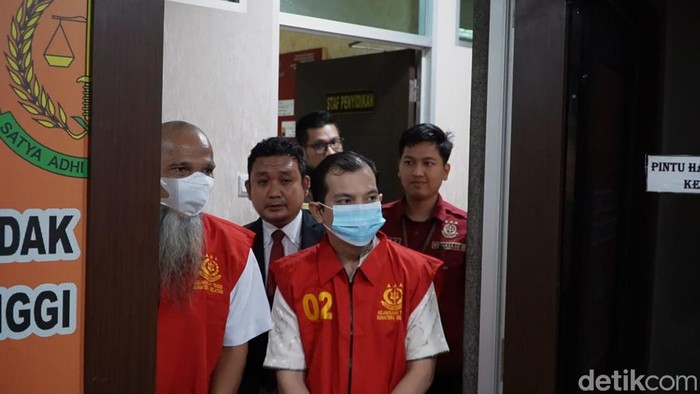 Mantan 2 petinggi PT Baturaja Multi Usaha saat ditahan Kejati Sumsel