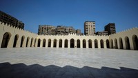 Masjid Al -Zhahir Baybars dibangun di bawah pemerintahan Mamluk pada tahun 1268. Masjid ini memiliki area seluas tiga hektar tepat di utara pusat kota Kairo, menjadikannya masjid terbesar ketiga di Mesir.  