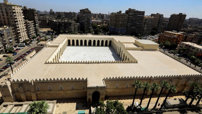 Masjid Bersejarah Al-Zhahir Baybars di Mesir Dibuka Lagi, Ini Potret Megahnya A general view of the historical mosque of al-Zahir Baybars, that was built in 1268 by the Mamluk Sultan al-Zahir Baybars al-Bunduqdari, as Egypt reopens it after the completion of renovation work, in Cairo, Egypt, June 5, 2023. REUTERS/Mohamed Abd El Ghany REFILE - QUALITY REPEAT