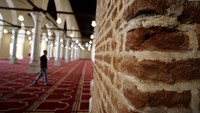 Selama 225 tahun, masjid itu ditutup dan digunakan untuk tujuan non-religius. Selama kampanye Napoleon di Mesir digunakan sebagai benteng militer, kemudian di bawah pemerintahan Ottoman pada abad ke-19 sebagai pabrik sabun. Belakangan, ketika Inggris menginvasi Mesir pada tahun 1882, itu digunakan sebagai rumah jagal.