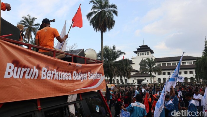 Massa dari Partai Buruh berunjuk rasa di depan Gedung Sate, Kota Bandung, Rabu (7/6/2023).