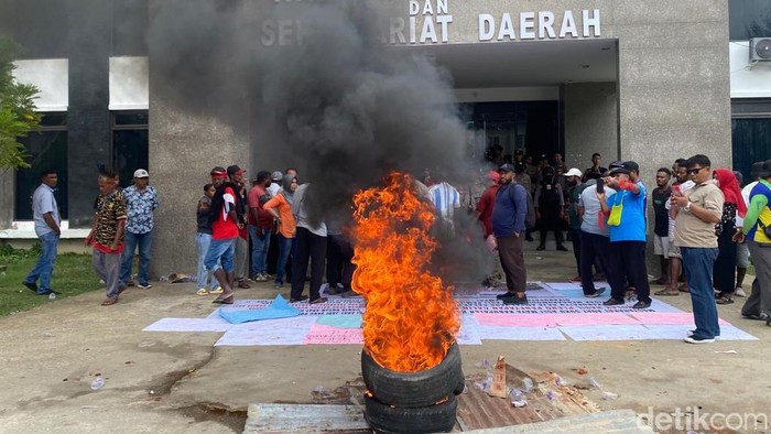 Masyarakat Adat Suku Maya Kabupaten Raja Ampat, menggelar aksi unjuk rasa di Kantor Pemerintah Provinsi (Pemprov) Papua Barat Daya (PBD).