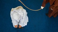Para pelaku dicambuk di depan umum oleh anggota polisi Syariah.  