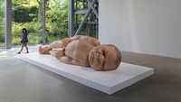 Selain patung tengkorak, ada juga patung bayi raksasa yang ditampilkan dalam pameran tersebut.