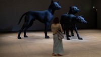 Ada juga patung tiga ekor anjing berwarna hitam.