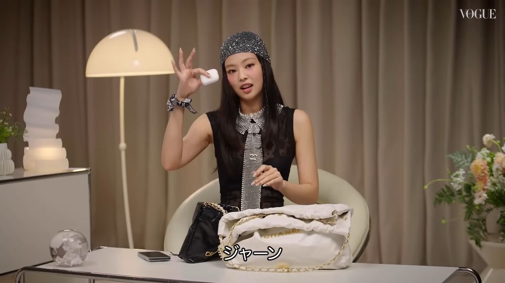 Mengintip Isi Tas Jennie BLACKPINK, Bawa Obat Hingga Alat Penirus Wajah