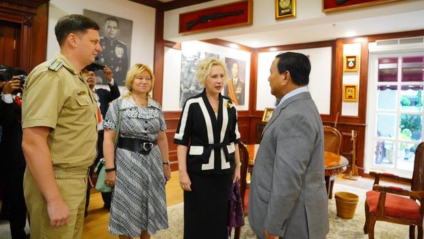 Menteri Pertahanan Prabowo Subianto menerima kunjungan Duta Besar Rusia Lyudmila Georgievna Vorobieva.  (Dok. Instagram @prabowo)
