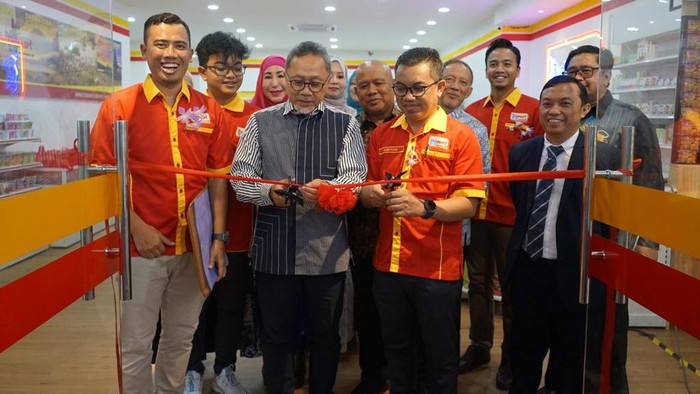 Mendag RI memborong minyak dan gula di Pasar Murah Surabaya