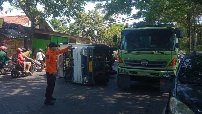 Mobil boks terguling di Jalan Jagir Wonokromo