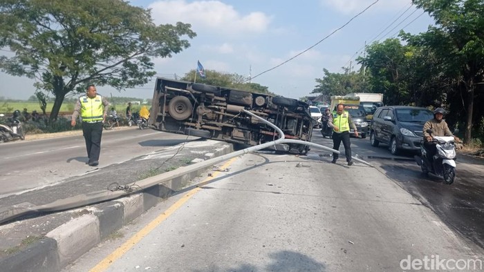 Mobil pengisi ATM di Lamongan terguling