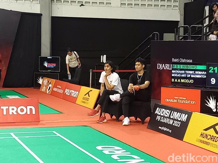 Momen Duta Sheila on 7 semangati putranya tanding badminton di Piala Wali Kota Solo 2023, Rabu (7/6/2023). Putra Duta,  Bima Al Ayman Modjo (17), bertanding pada taruna tunggal putra U-19.