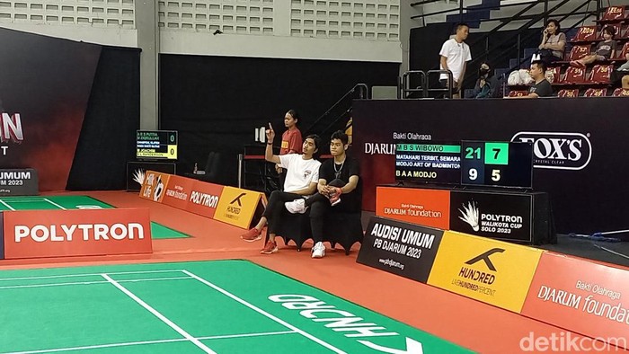 Momen Duta Sheila on 7 semangati putranya tanding badminton di Piala Wali Kota Solo 2023, Rabu (7/6/2023). Putra Duta,  Bima Al Ayman Modjo (17), bertanding pada taruna tunggal putra U-19.