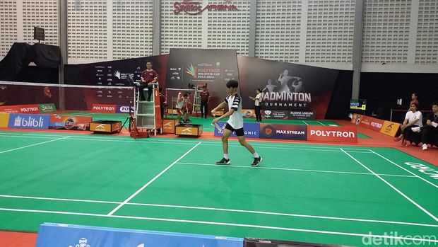 Momen Duta Sheila on 7 semangati putranya tanding badminton di Piala Wali Kota Solo 2023, Rabu (7/6/2023). Putra Duta,  Bima Al Ayman Modjo (17), bertanding pada taruna tunggal putra U-19.