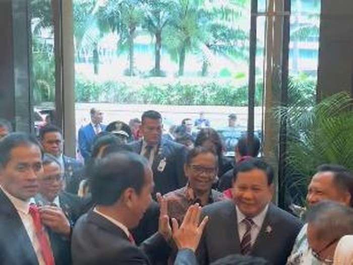 Momen tawa lepas Saat Jokowi Disambut Prabowo di Kuala Lumpur (dok. Instagram @dahnil_anzar_simanjuntak)