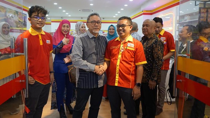 Momen Zulhas Resmikan Pembukaan Minimarket Produk Lokal di Malaysia