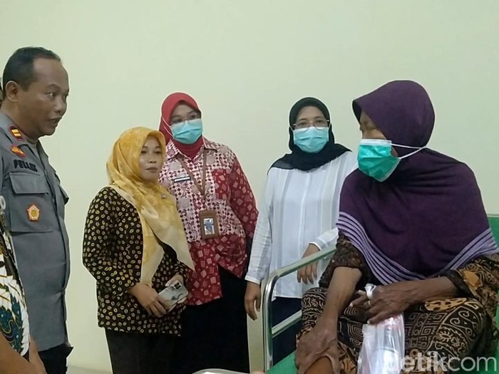 Nenek Amah (73) dirawat di RSUD Kesesi Kabupaten Pekalongan, Jawa Tengah, Rabu (7/6/2023).