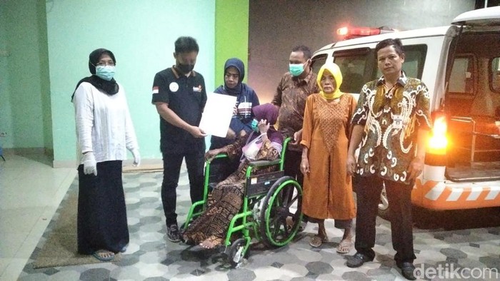 Nenek Amah (73) yang terdampar di hutan Pekalongan diantar pulang ke Jakarta dari RSUD Kesesi, Kabupaten Pekalongan, Rabu (7/6/2023).