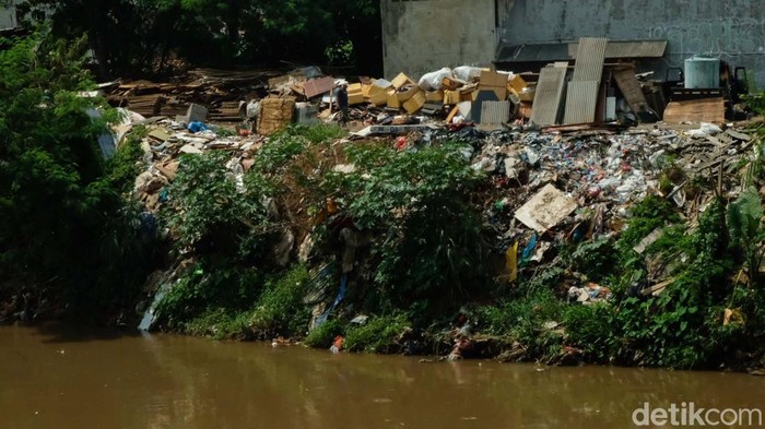 Normalisasi Ciliwung di Rawajati Masih Jalan di Tempat Normalisasi Sungai Ciliwung di Rawajati, Jaksel, belum ada perkembangan signifikan usai ditinjau Pj Gubernur DKI Jakarta Heru Budi Hartono. Seperti ini potretnya.