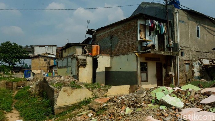 Normalisasi Ciliwung di Rawajati Masih Jalan di Tempat Normalisasi Sungai Ciliwung di Rawajati, Jaksel, belum ada perkembangan signifikan usai ditinjau Pj Gubernur DKI Jakarta Heru Budi Hartono. Seperti ini potretnya.