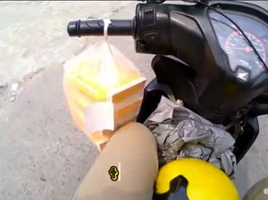 Dapat Orderan Fiktif Ayam Geprek, Driver Ojol Ini Bagikan ke Manusia Silver