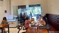 Gerai Otak-otak Ase di Gading Serpong ini tidak begitu luas. Khususnya pada area makan, hanya ada 1 meja panjang, dua meja kecil di area indoor dan dua meja kecil di area outdoor. Foto: detikcom/Riska Fitria