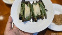 Satu buah otak-otak di sini dibanderol seharga Rp 4.000. Sekilas penampilannya sama seperti otak-otak pada umumnya, hanya saja ukurannya lebih kecil dari biasanya. Foto: detikcom/Riska Fitria