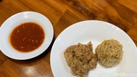 Selain itu ada menu ngpiang, sejenis pempek kulit yang digoreng garing. Ngpiang ini terbuat dari kulit ikan yang dibalut dengan tepung. Menurut kami teksturnya agak keras. Foto: detikcom/Riska Fitria