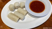 Kemudian ada menu bakso ikan yang juga dibanderol Rp 4 ribu per butir. Rasa ikannya terasa kuat dengan tekstur yang lembut. Foto: detikcom/Riska Fitria
