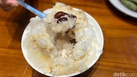 Sebagai menu penutup kami mencicipi es kacang merah seharga Rp 20.000. Es kacang merah ini disajikan dengan es batu yang diserut halus, kemudian disajikan dengan kuah santan dan gula. Foto: detikcom/Riska Fitria