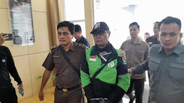 Terpidana  DPO kasus pengerusakan Zainal Jauhari masih mengenakan jaket ojol usai ditangkap Tim Tabur Kejati Sumsel dan Tim Intelejen Kejari Palembang. (istimewa)