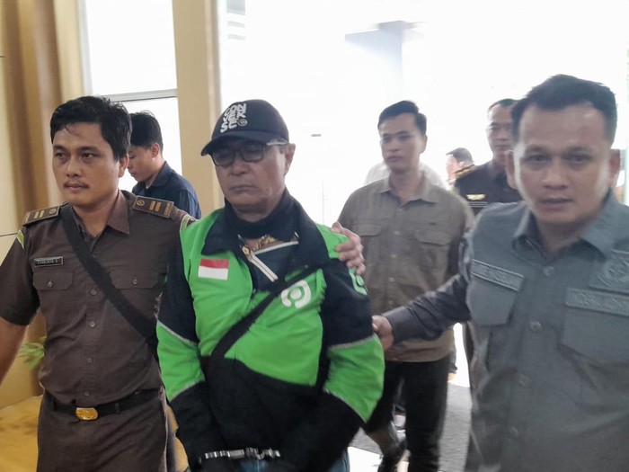 Terpidana  DPO kasus pengerusakan Zainal Jauhari masih mengenakan jaket ojol usai ditangkap Tim Tabur Kejati Sumsel dan Tim Intelejen Kejari Palembang. (istimewa)