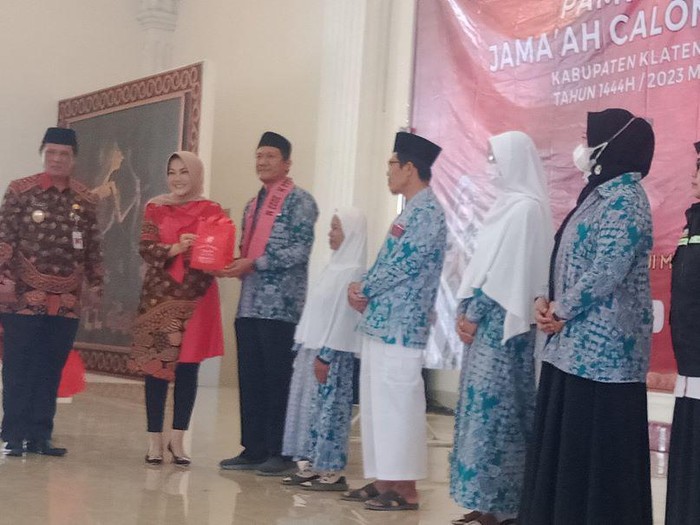 Para jemaah calon haji asal Klaten saat Pamitan di Grha Bung Karno.