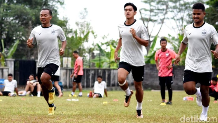 Para pemain PSIS menjalani latihan fisik di lapangan Mardi Soenarto, Semarang, Rabu (7/6/2023).