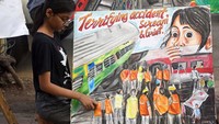 Pelajar Sekolah Gurukul melukis poster di pinggir jalan di Balasore, Mumbai, India, Sabtu (3/6/2023).