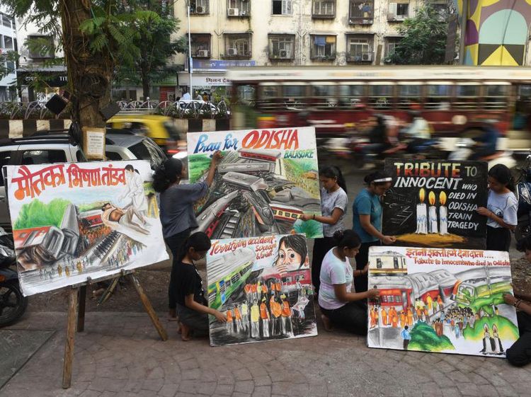 Pelajar India Beri Penghormatan Korban Kecelakaan Kereta Lewat Lukisan