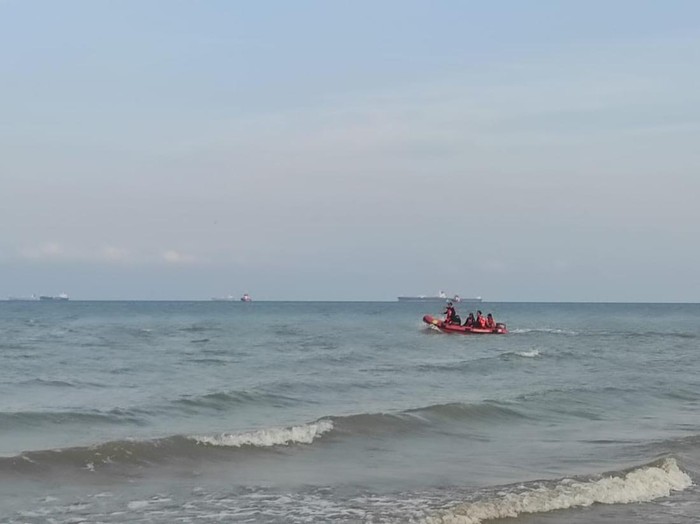 Pelajar SMP yang terseret ombak di pantai Tanjung Kalian ditemukan tewas