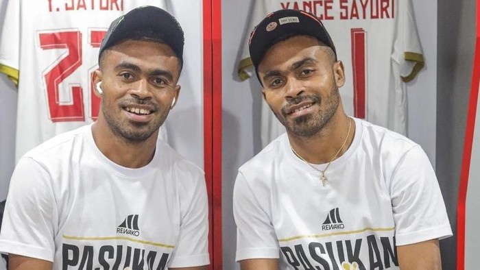 Pemain PSM Makassar Yakob Sayuri dan Yance Sayuri.